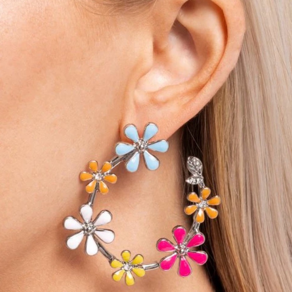 *NEW*  Paparazzi Multicolor Floral Hoop Earrings

“Wreathed Welcome”